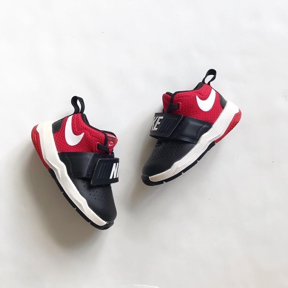Nike black/red team hustle D8 sneakers EUC size 5